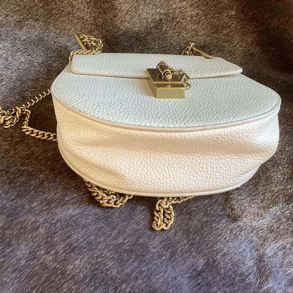 Beautiful Heavy Brass Hardware and Cream Colored Handbag - Picture 3 of 7